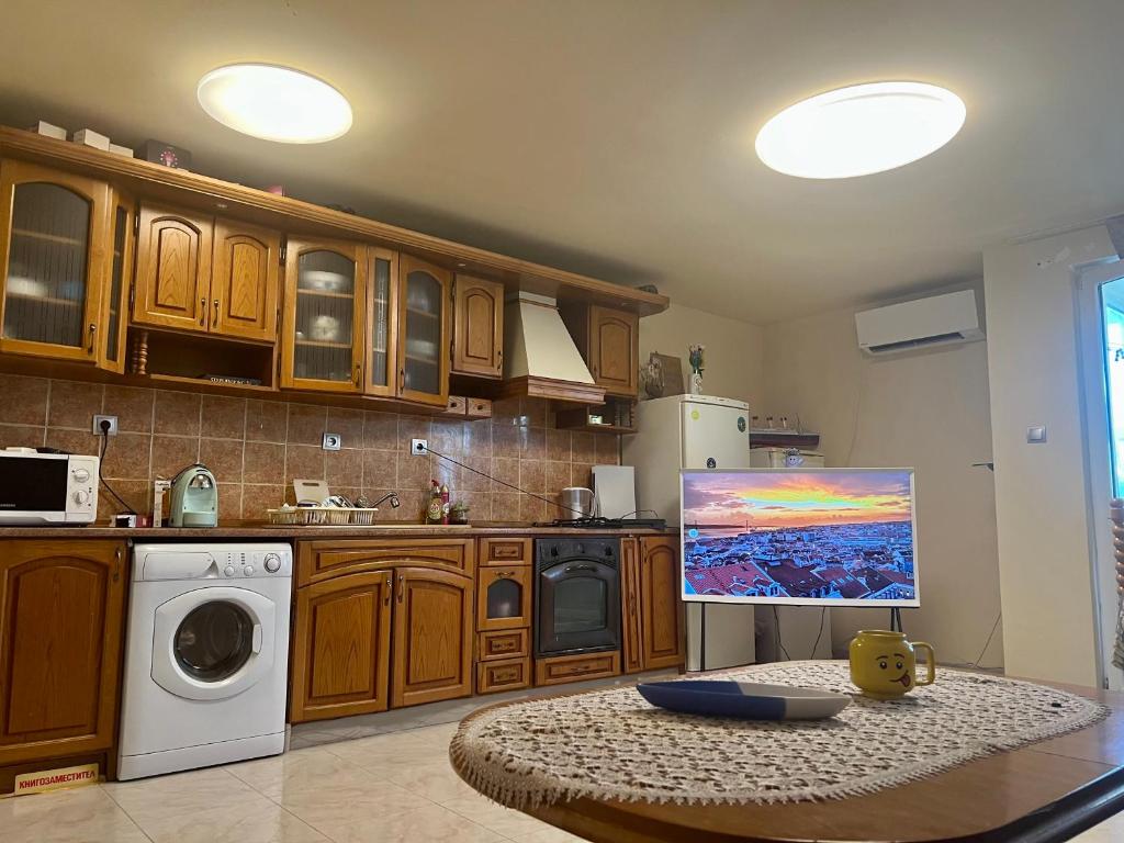 Кухня или кухненски бокс в Апартамент Наслада близо до Морска Градина