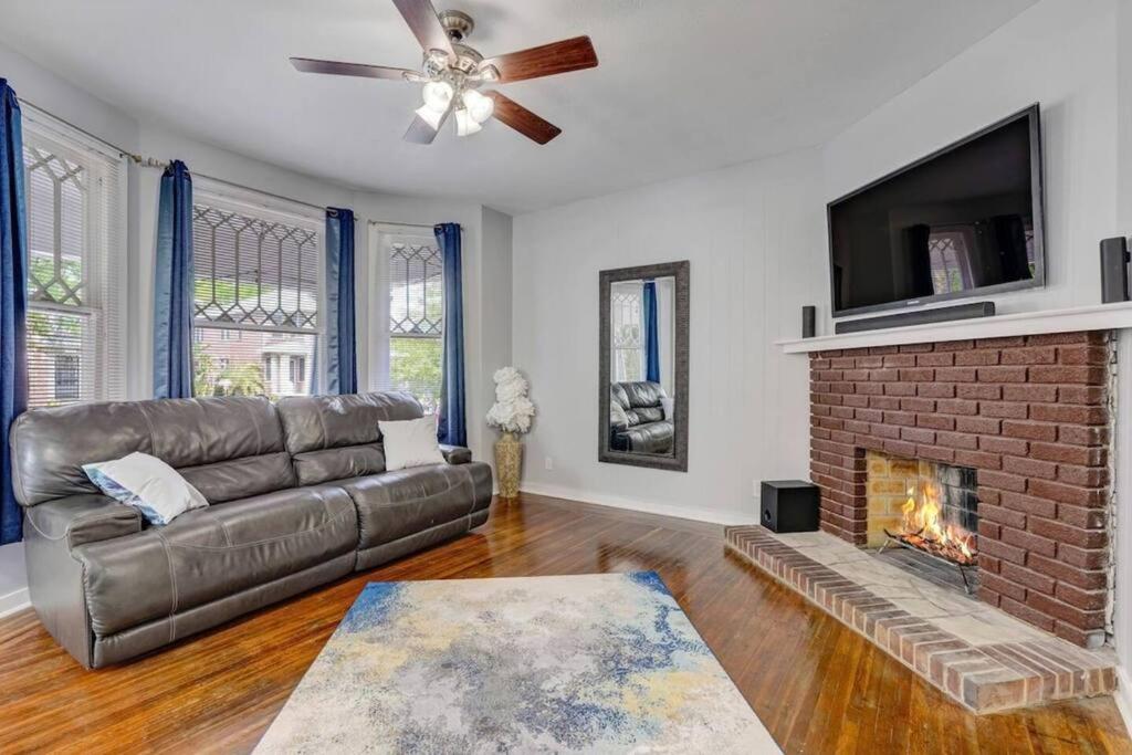 TV a/nebo společenská místnost v ubytování Historic Home With Vintage Charm In Springfield