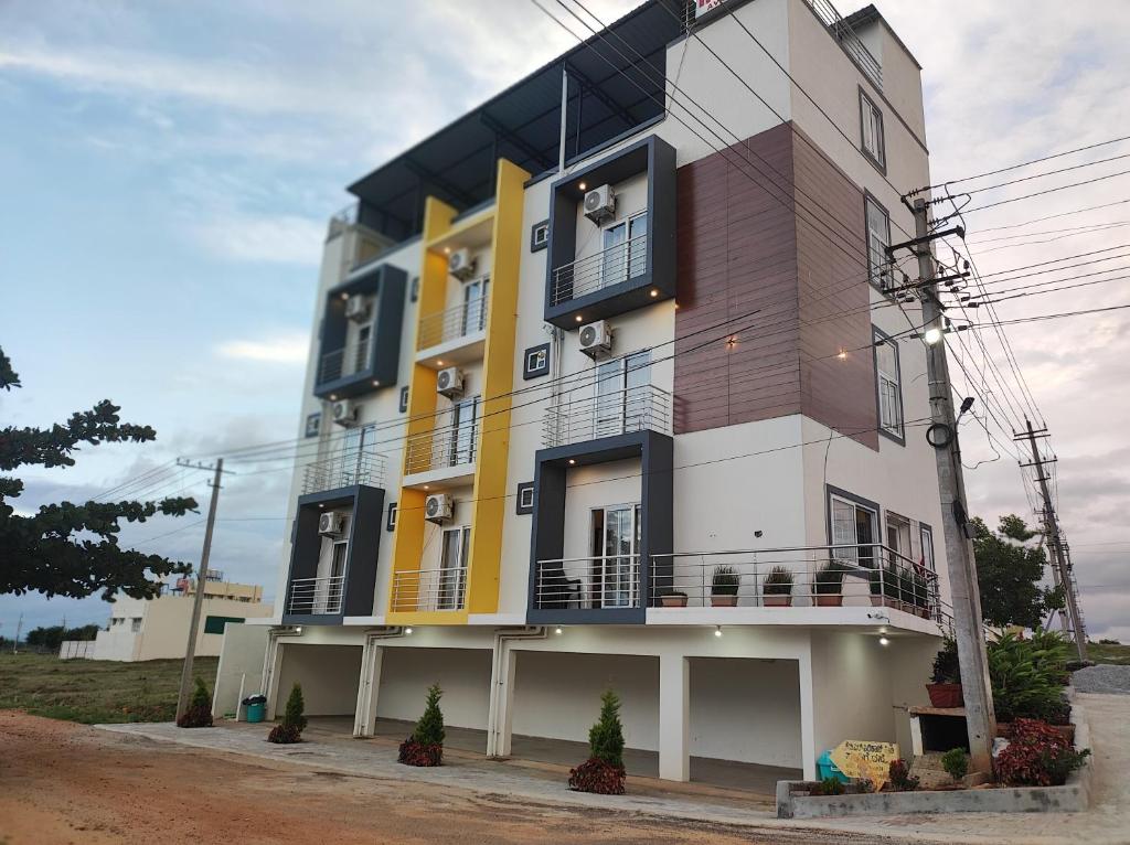 een gebouw met gele en blauwe balkons erop bij MITRA HOTELS in Mysore