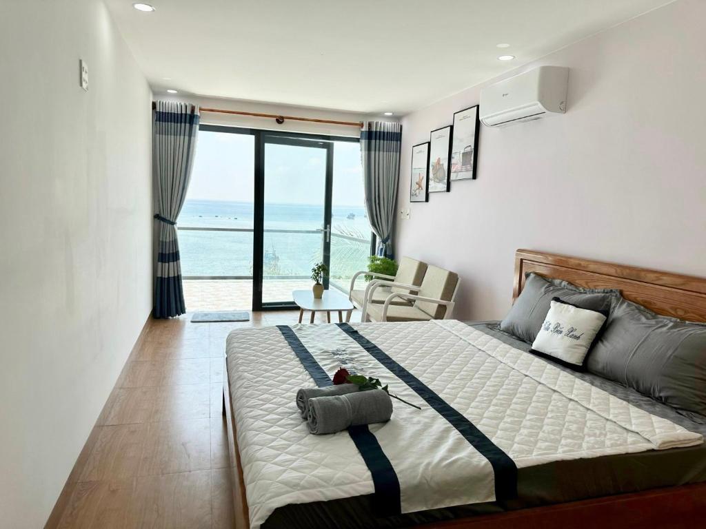 1 dormitorio con 1 cama y vistas al océano en Villa Biển Xanh 2 - View Biển Đảo Phú Quý, en Cu Lao Thu
