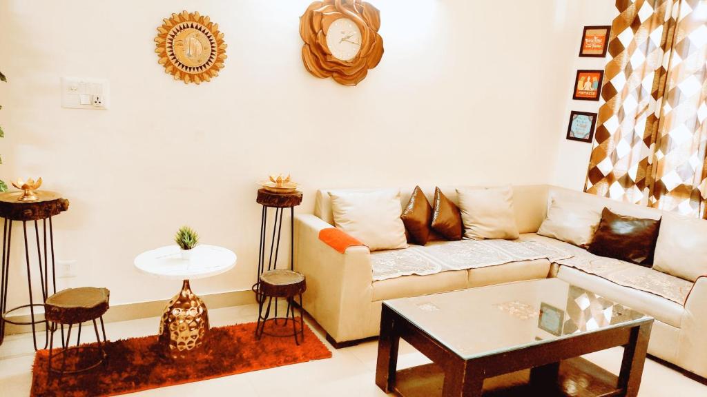 sala de estar con sofá y mesa en Exclusive Floor on Manali Expressway for Family, en Mohali