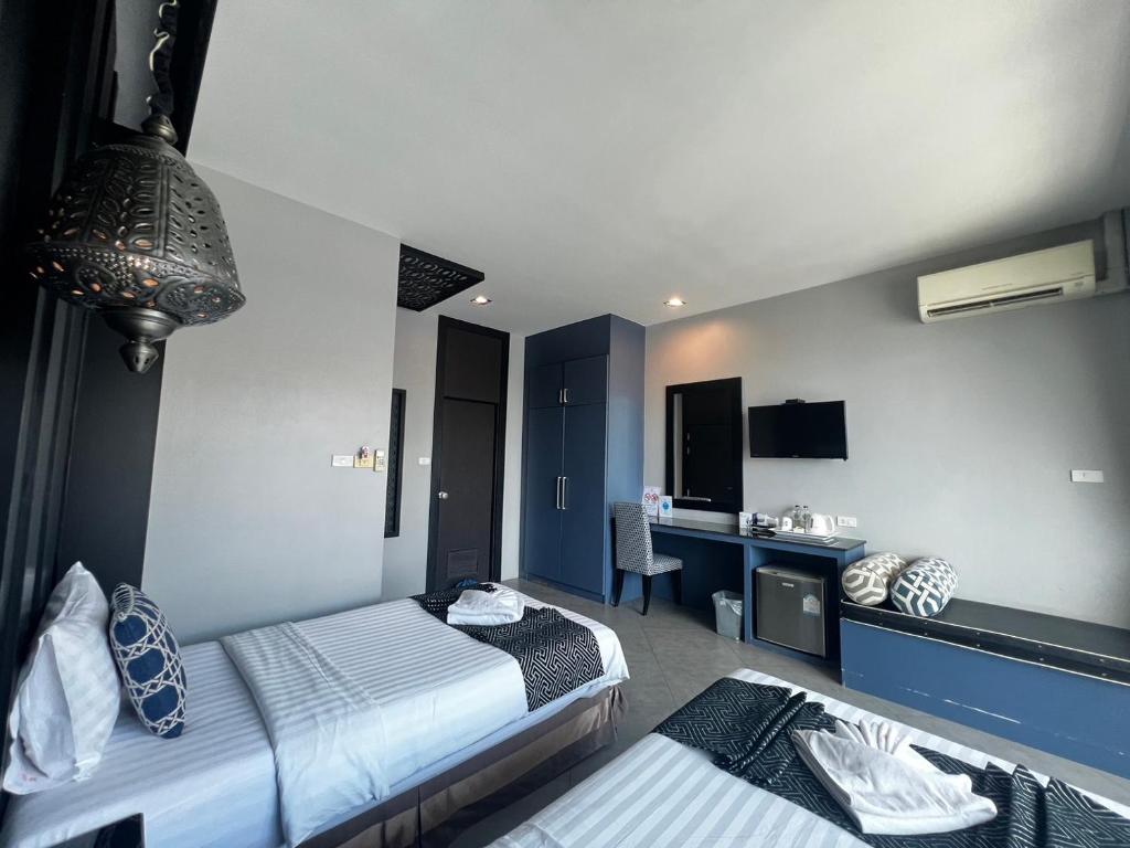Postel nebo postele na pokoji v ubytování Srisawara Casa Hotel