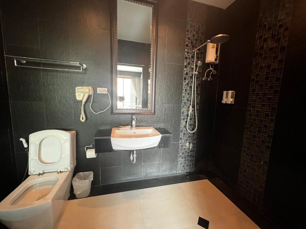 Koupelna v ubytování Srisawara Casa Hotel
