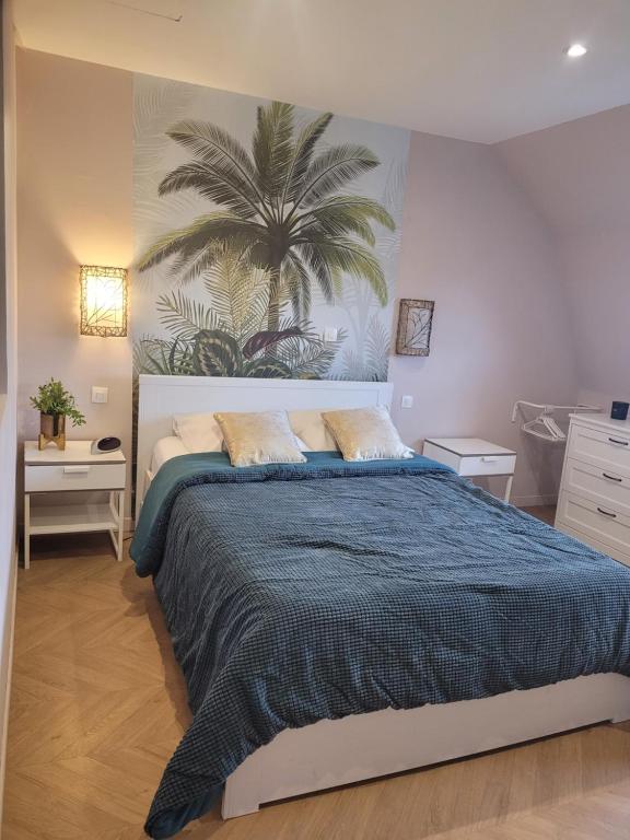 سرير أو أسرّة في غرفة في Logement de Ville 4 chambres proche de Lille