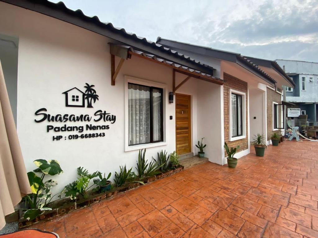 dom z napisem na boku w obiekcie Suasana Stay & Homestay near UMT UNISZA IPG MRSM Kuala Nerus, Terengganu w mieście Kuala Terengganu