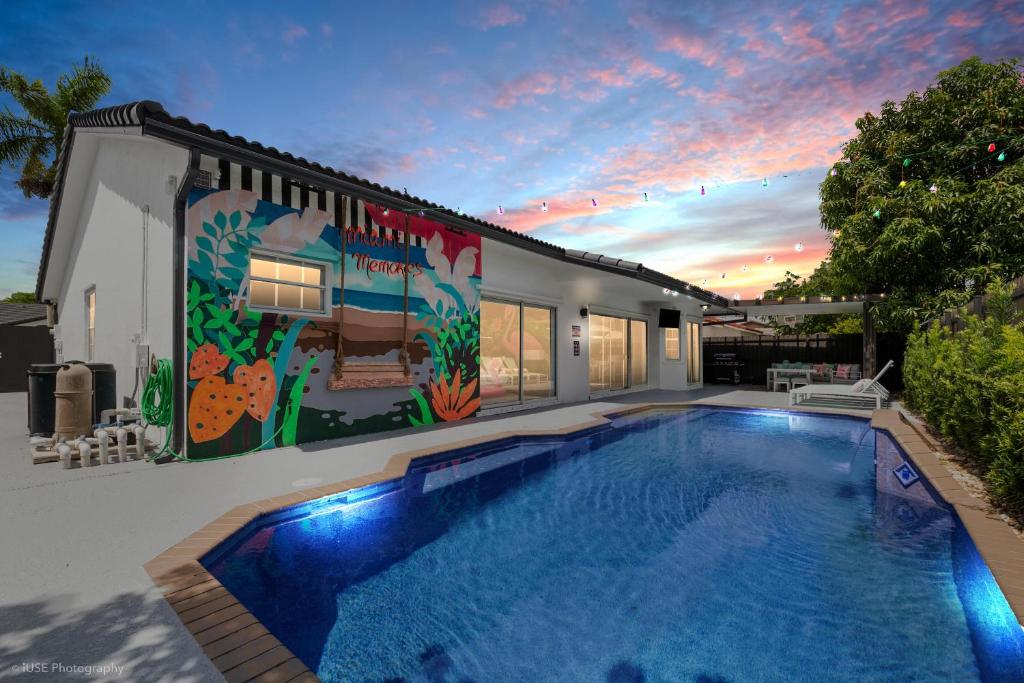 una casa con piscina en el patio en Flamingo's Resort, en Miami