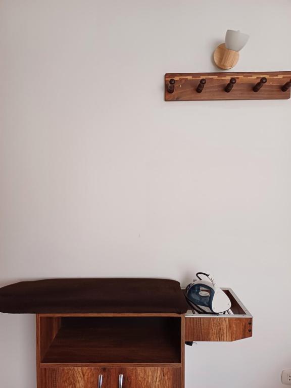 ein Bett mit einem schwarzen Kissen auf einem Holzregal in der Unterkunft Apartamento familiar elegante 2 in Cusco