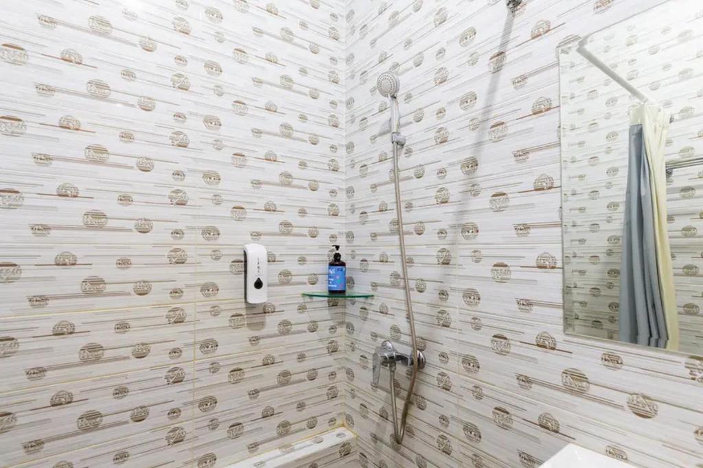 Koupelna v ubytování Sans Hotel Rajawali Surabaya by RedDoorz