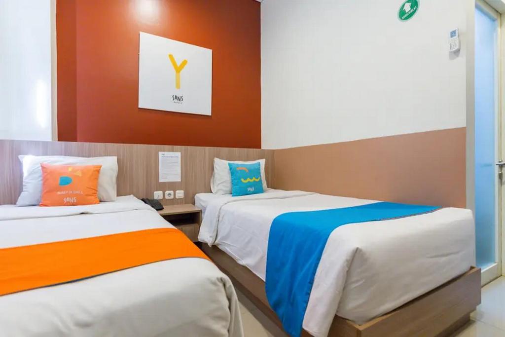 Postel nebo postele na pokoji v ubytování Sans Hotel Rajawali Surabaya by RedDoorz