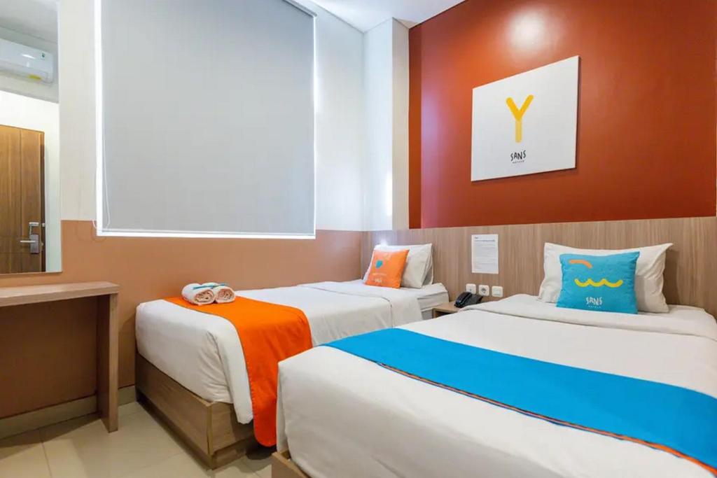 Postel nebo postele na pokoji v ubytování Sans Hotel Rajawali Surabaya by RedDoorz