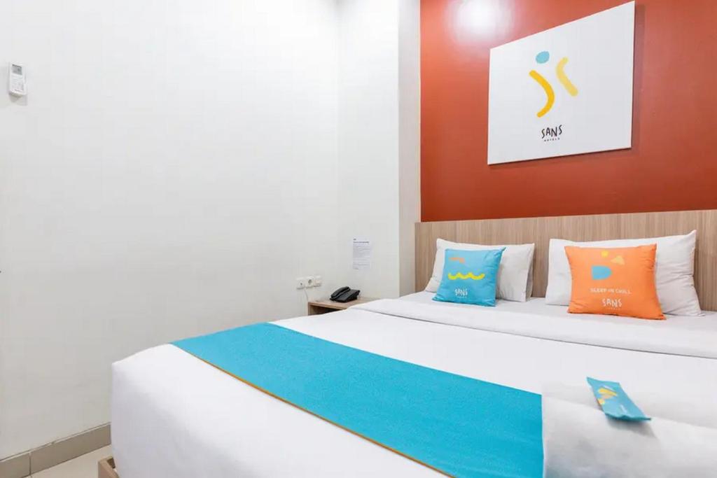 Postel nebo postele na pokoji v ubytování Sans Hotel Rajawali Surabaya by RedDoorz
