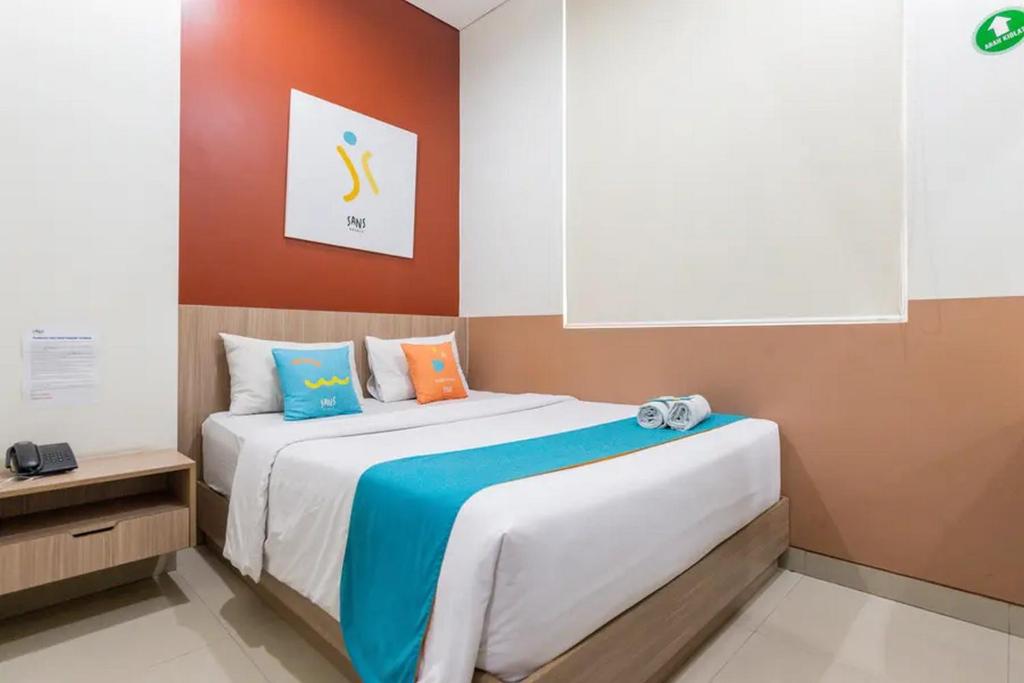 Postel nebo postele na pokoji v ubytování Sans Hotel Rajawali Surabaya by RedDoorz