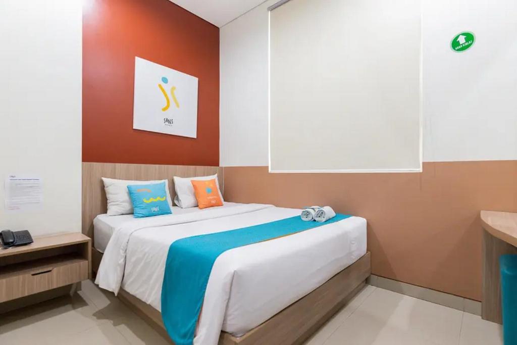 Postel nebo postele na pokoji v ubytování Sans Hotel Rajawali Surabaya by RedDoorz