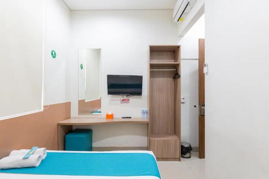Postel nebo postele na pokoji v ubytování Sans Hotel Rajawali Surabaya by RedDoorz