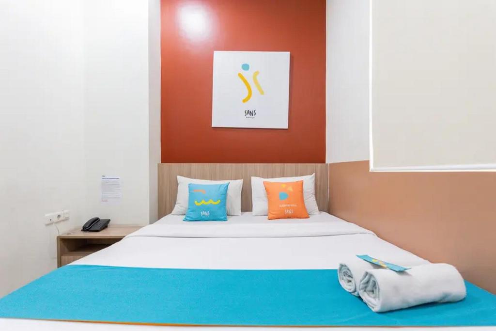 Postel nebo postele na pokoji v ubytování Sans Hotel Rajawali Surabaya by RedDoorz