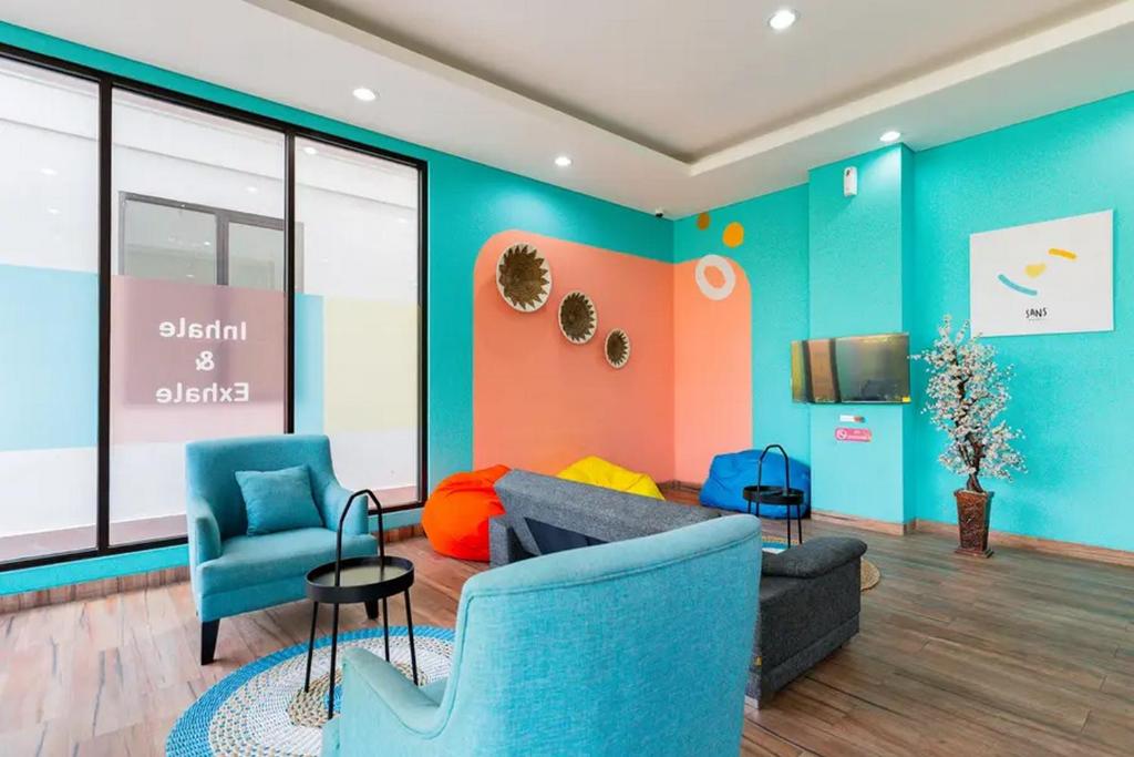 Posezení v ubytování Sans Hotel Rajawali Surabaya by RedDoorz
