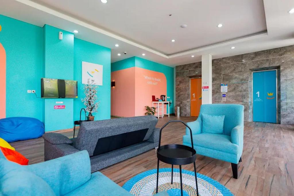 Posezení v ubytování Sans Hotel Rajawali Surabaya by RedDoorz