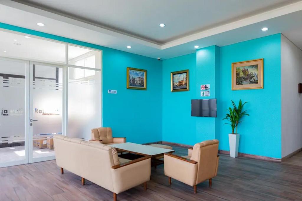 TV a/nebo společenská místnost v ubytování Sans Hotel Rajawali Surabaya by RedDoorz