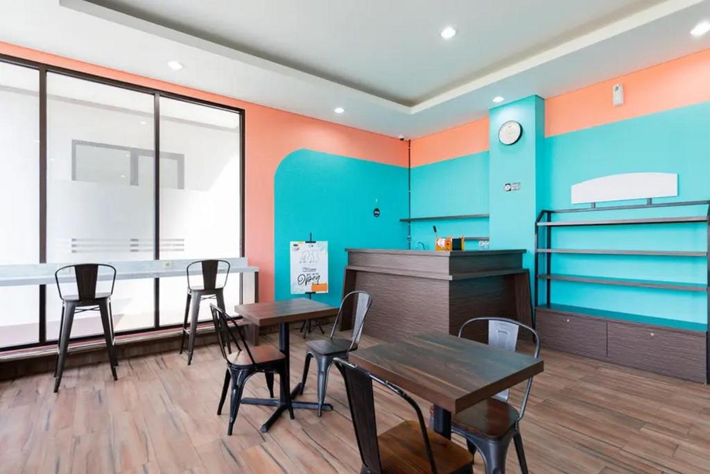 Kuchyň nebo kuchyňský kout v ubytování Sans Hotel Rajawali Surabaya by RedDoorz