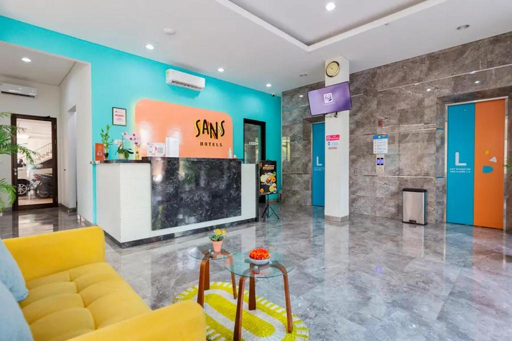 Posezení v ubytování Sans Hotel Rajawali Surabaya by RedDoorz