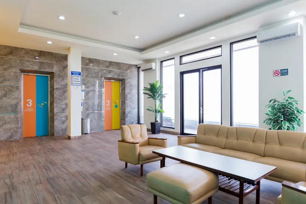 Posezení v ubytování Sans Hotel Rajawali Surabaya by RedDoorz