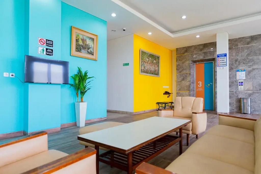 TV a/nebo společenská místnost v ubytování Sans Hotel Rajawali Surabaya by RedDoorz