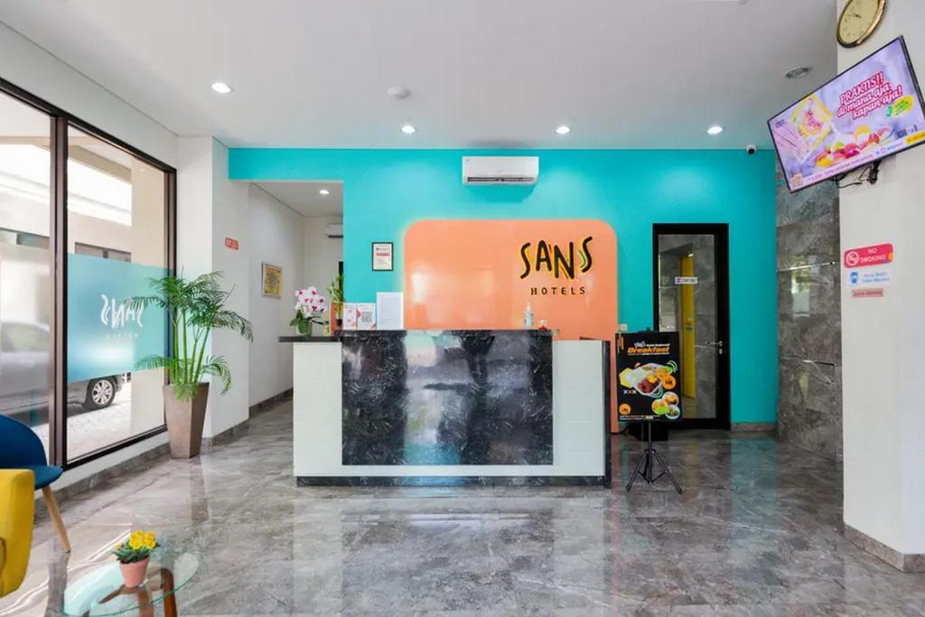 TV a/nebo společenská místnost v ubytování Sans Hotel Rajawali Surabaya by RedDoorz