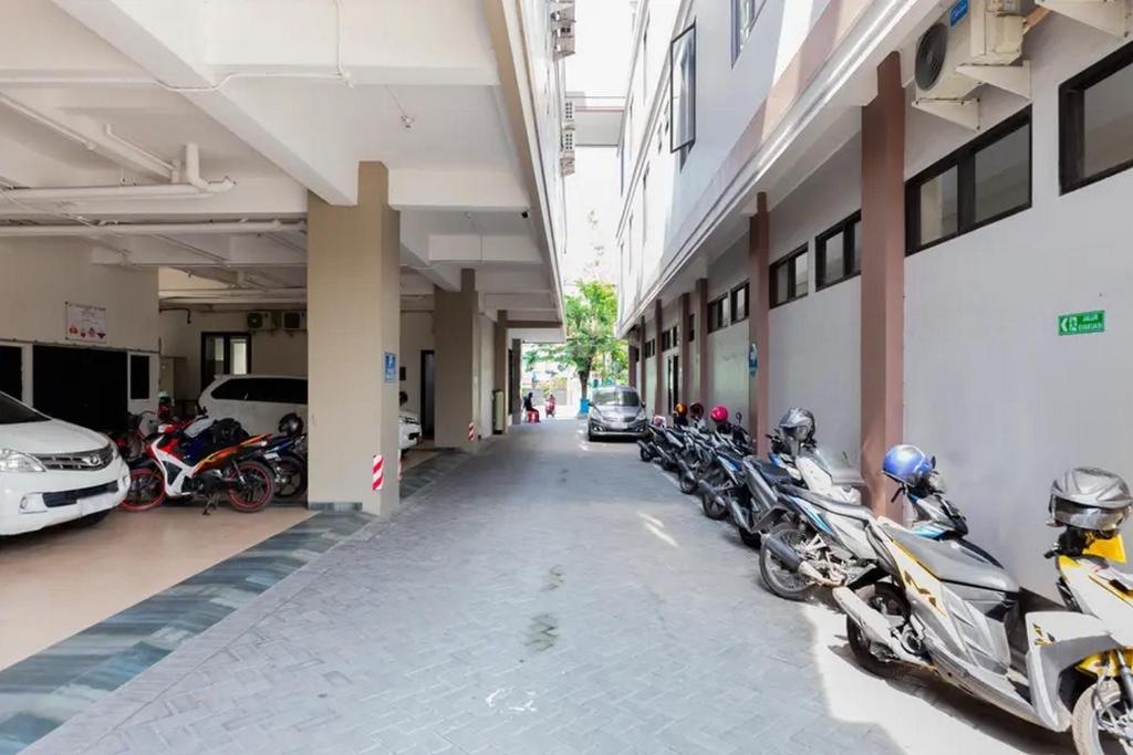 Fotografie z fotogalerie ubytování Sans Hotel Rajawali Surabaya by RedDoorz v destinaci Krembangan