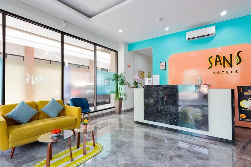 TV a/nebo společenská místnost v ubytování Sans Hotel Rajawali Surabaya by RedDoorz