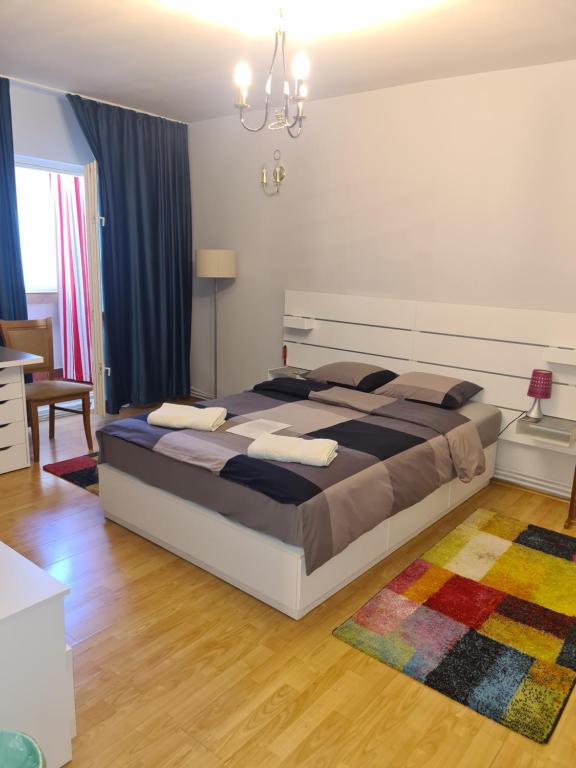 1 dormitorio con 1 cama grande en una habitación en David Accommodation Deva, en Deva