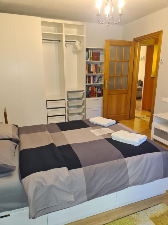 Postel nebo postele na pokoji v ubytování Apartament David Deva - 2 dormitoare & 1 living