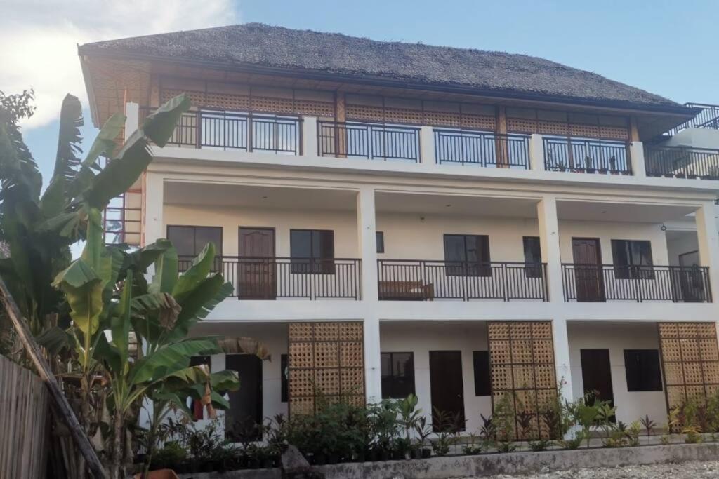 duży biały budynek z balkonami i drzewami w obiekcie Sunset Ocean View @ Breeze Life. w Panglao City