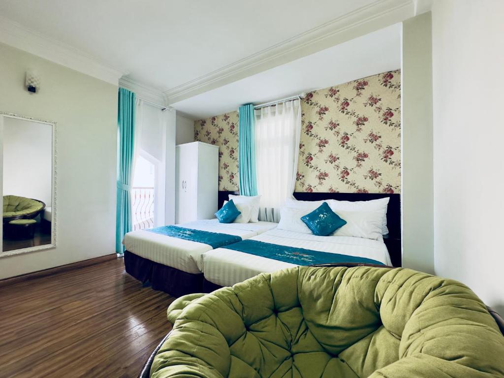 Giường trong phòng chung tại Dalat Eco Hotel