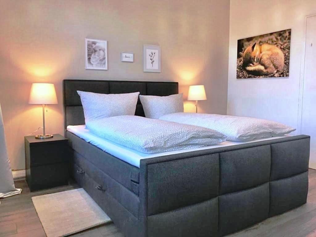 ein großes Bett in einem Schlafzimmer mit zwei Lampen in der Unterkunft Casa Diaz in Bad Harzburg