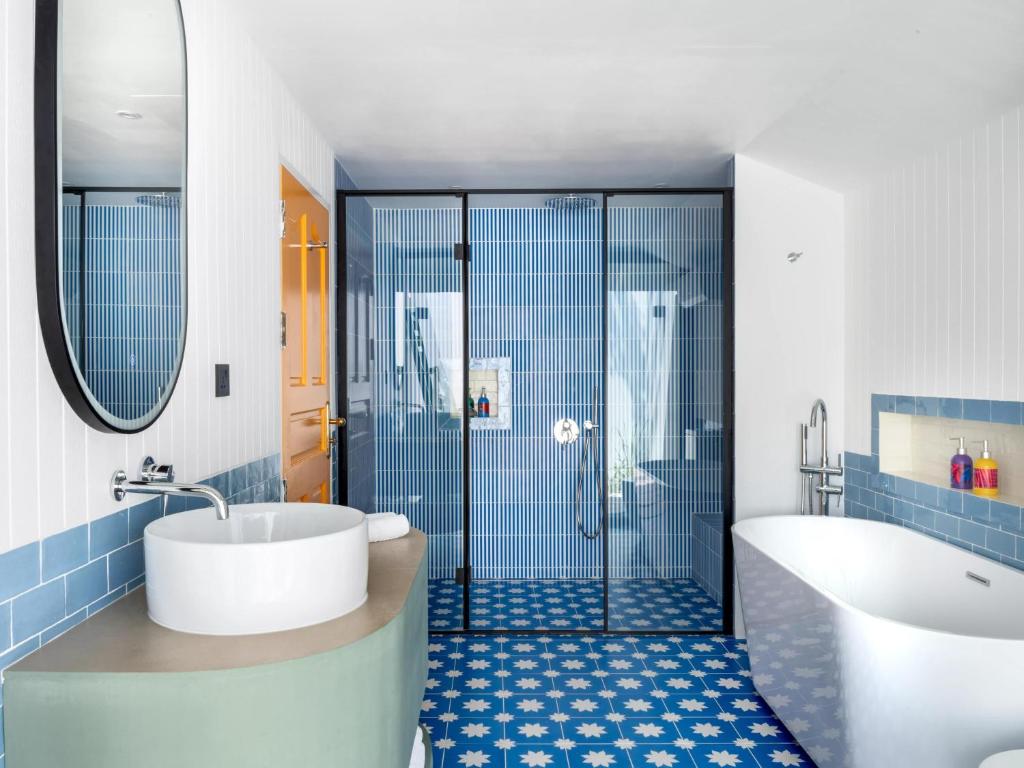Koupelna v ubytování Villa Park Sun Island Resort - Complimentary One Way Domestic Transportation for stays of 7 nights and more 01 April to 30 September 2025