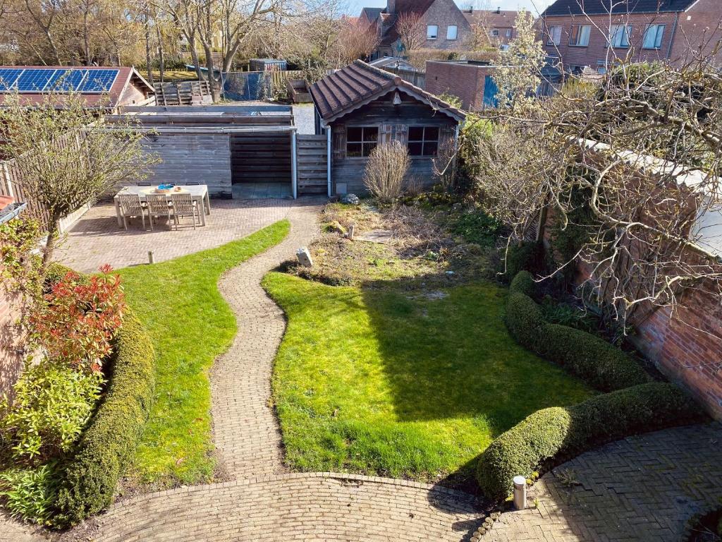 an aerial view of a garden with bushes and a house at Zeehuis Zuidzande in Zuidzande