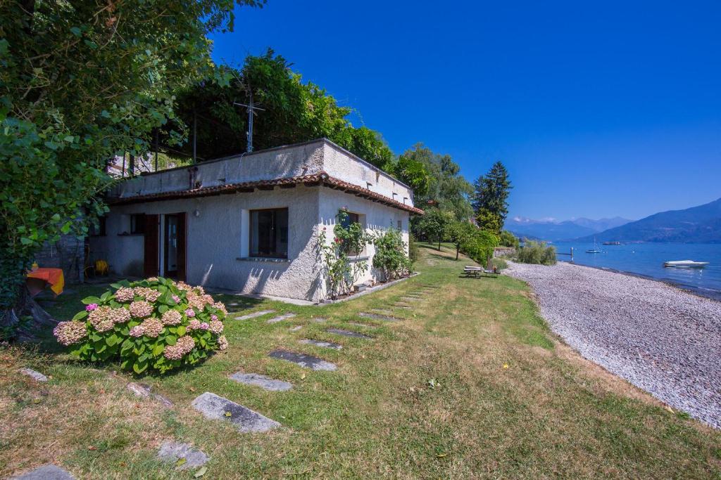 uma pequena casa na margem de um lago em Menaggio Spiaggia em Griante Cadenabbia