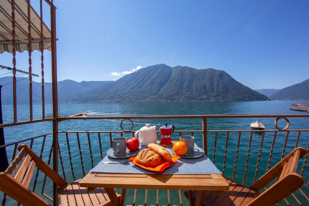 een tafel met een bord eten op een balkon bij Colonno Fronte Lago in Colonno