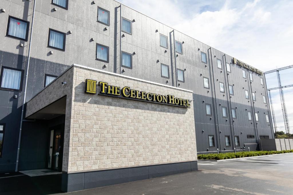 un edificio con un cartel que lee la casa Gibson en The Celecton Gotemba Interchange en Gotemba