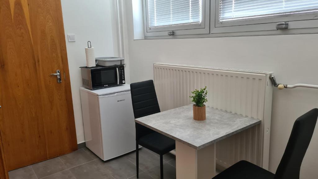 Kuchnia lub aneks kuchenny w obiekcie HÉDER APARTMANOK