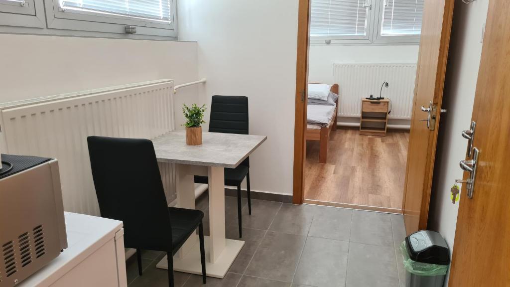 Kuchnia lub aneks kuchenny w obiekcie HÉDER APARTMANOK