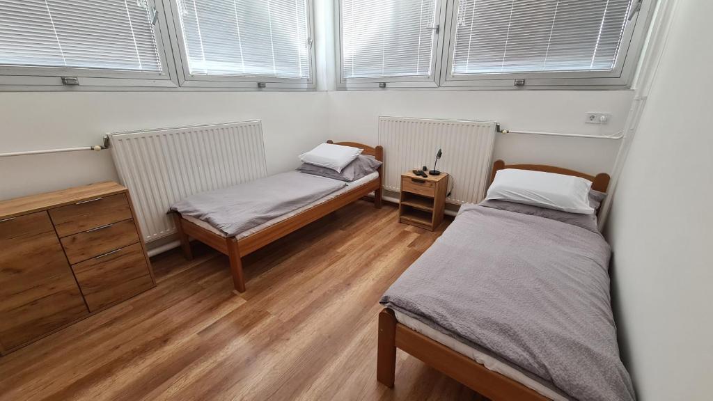 Łóżko lub łóżka w pokoju w obiekcie HÉDER APARTMANOK