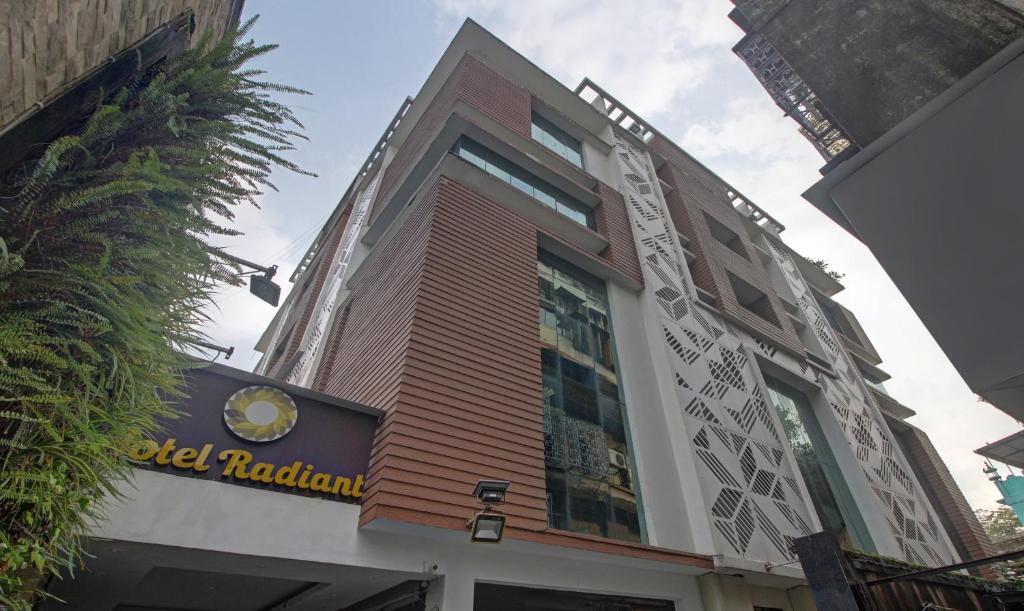 um edifício com um sinal que lê radhanath velho em Hotel Radiant em Calcutá