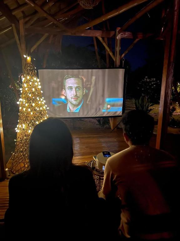 Uma televisão e/ou sistema de entretenimento em Tongo Hill Cottages