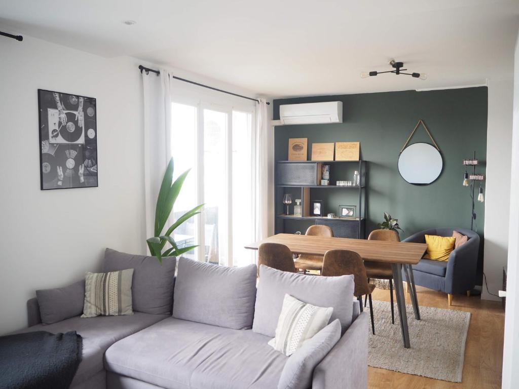 un salon avec un canapé et une table dans l'établissement T2 style industriel avec balcon, à Toulouse
