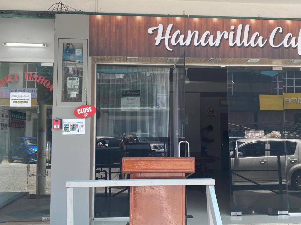 un front de magasin avec un banc devant lui dans l'établissement OYO 90849 Hotel Hanarilla, à Kampong Batu Tiga