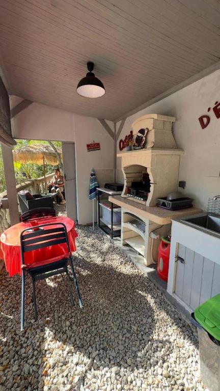 Kuchyňa alebo kuchynka v ubytovaní CHAMBRE INDEPENDANTE climatisée, cuisine d'été, piscine