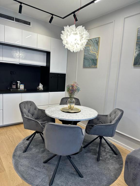 uma sala de jantar com uma mesa e cadeiras e um lustre em SDesign Luxury Zagreb apartment em Zagreb