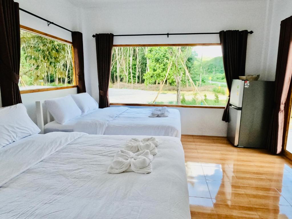 Katil atau katil-katil dalam bilik di Suanvadee Resort สวนวดี รีสอร์ท