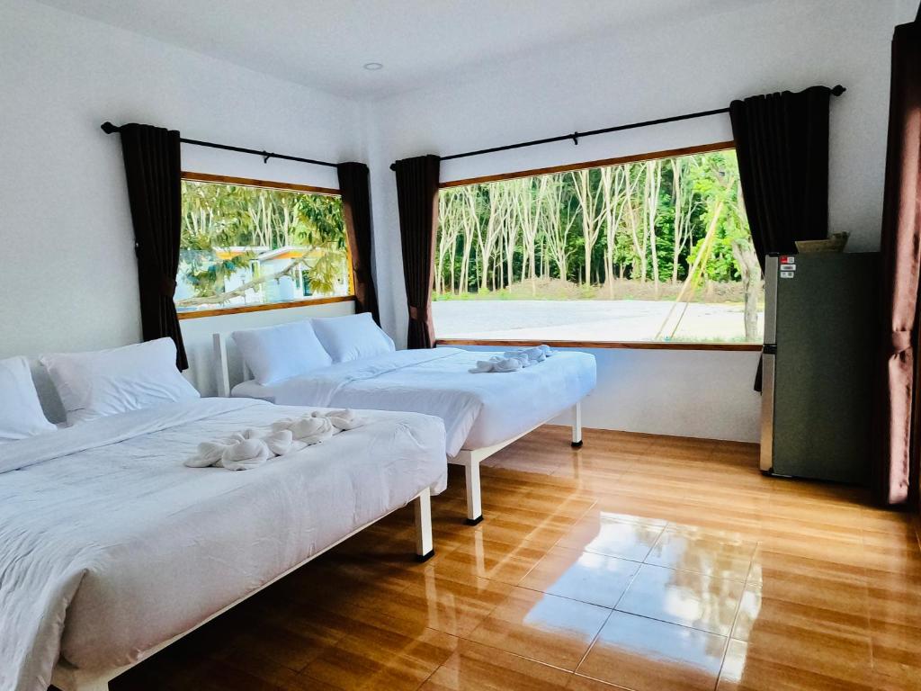 Postel nebo postele na pokoji v ubytování Suanvadee Resort สวนวดี รีสอร์ท